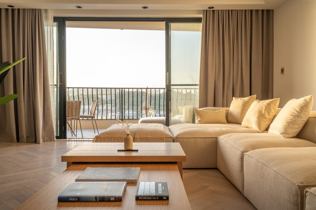 3br huge sea front apartment, large terrace, views